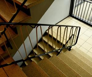 Ciężarna 26-latka nocowała na klatce warszawskiego bloku. Mieszkańcy zareagowali