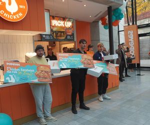 Tłumy na otwarciu Popeyes w Olsztynie. Rekordzista czekał w kolejce ponad 20 godzin