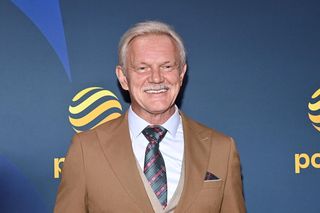 Siwy i z wąsem. Cezary Pazura wywołał poruszenie nowym wyglądem. To naprawdę on?