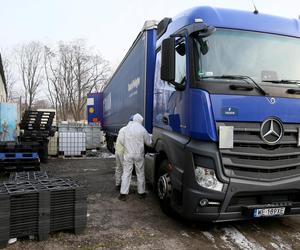 Wywożą śmieci z Targówka. 360 ton odpadów zalegało na działce przy ul. Odrowąża