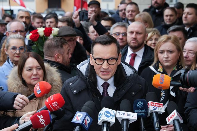 Mateusz Morawiecki pojawił się w budynku prokuratury w Warszawie. Ma usłyszeć zarzuty ws. wyborów korespondencyjnych z 2020 roku