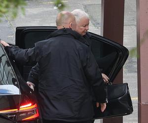 Jarosław Kaczyński sam niesie ogromną torbą z dyskontu! Co w niej ma?! Jego limuzyna pognała na Nowogrodzką 