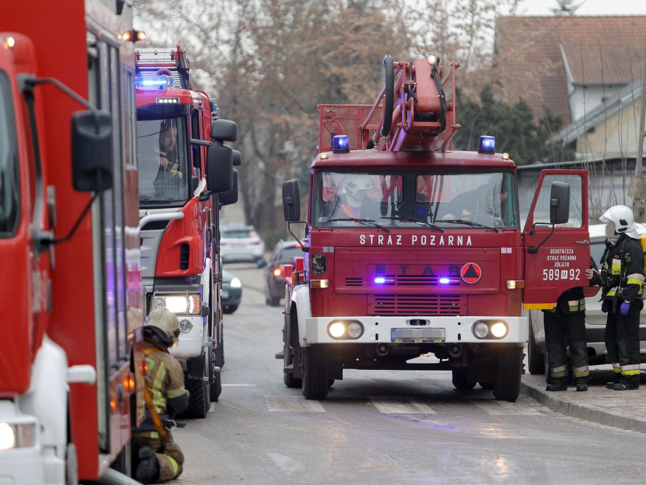 Matyldów. Ściana płonącego budynku spadła na strażaków! Trafili do szpitala 