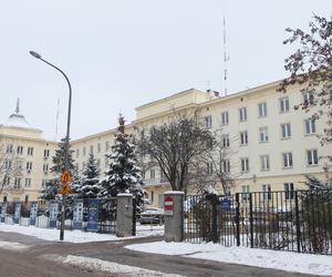 Pocisk z granatnika rozsadził strop budynku Komendy Głównej Policji. Komendant trafił do szpitala. Czasowo stracił słuch