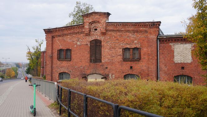 Koszary Dragonów zostaną zagospodarowane. Miasto wystawiło na sprzedaż jedną z nieruchomości [ZDJĘCIA]