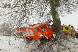 Strażacy wracali z wypadku, skończyli w szpitalu. Wóz wjechał w drzewo.