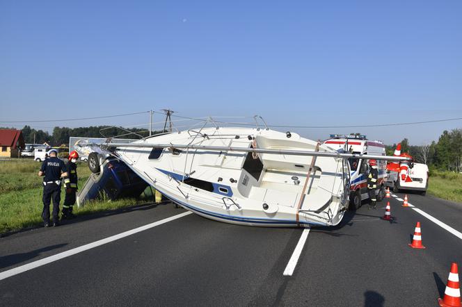 Wypadek - łódź na drodze 