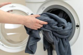  Polacy notorycznie popełniają ten sam błąd, przez który pralka przestaje działać. Niszczy pralkę. Pojawia się grzyb i pleśń, które mogą być niebezpieczne dla zdrowia