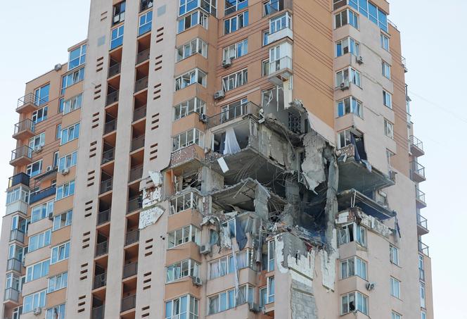 Zniszczony blok mieszkalny w Kijowie