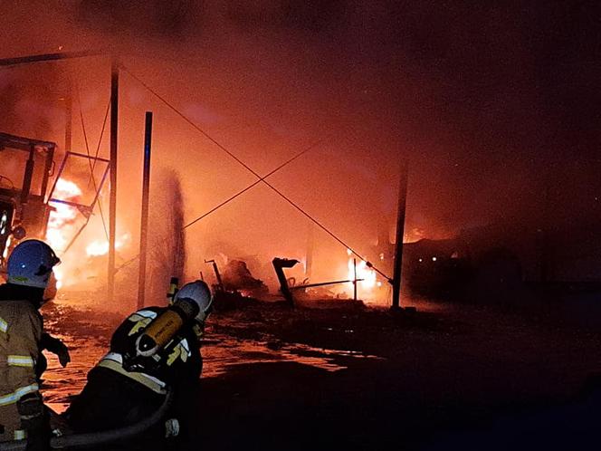 Groźny pożar w Wierzbicy. Ogień pojawił się pod blaszaną wiatą. Ranna jest jedna osoba