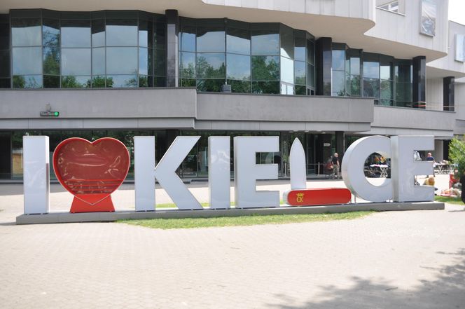 Napis "I love Kielce" obok Kieleckiego Centrum Kultury