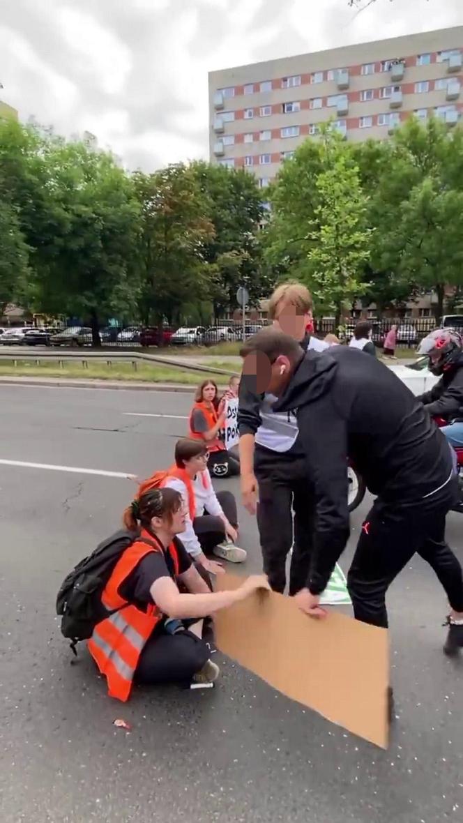 Gazem i gaśnicą w aktywistów. Kierowcy dostali furii. Blokada Czerniakowskiej wymknęła się spod kontroli