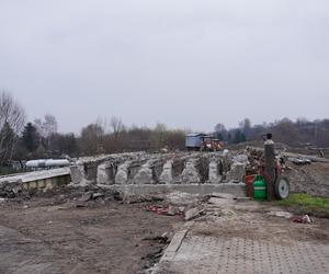 Trwa wyburzanie starego mostu Załęskiego w Rzeszowie. Jak przebiegają prace? [ZDJĘCIA]