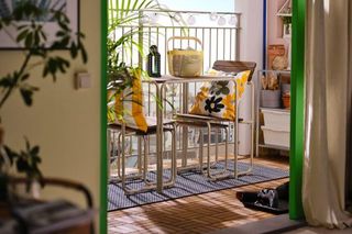 Mały balkon efektowny i praktyczny