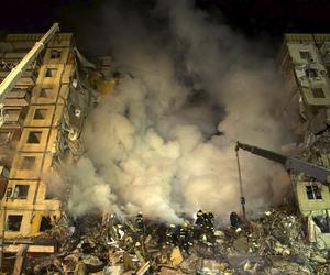 Rakieta uderzyła w wieżowiec w Dnieprze na Ukrainie