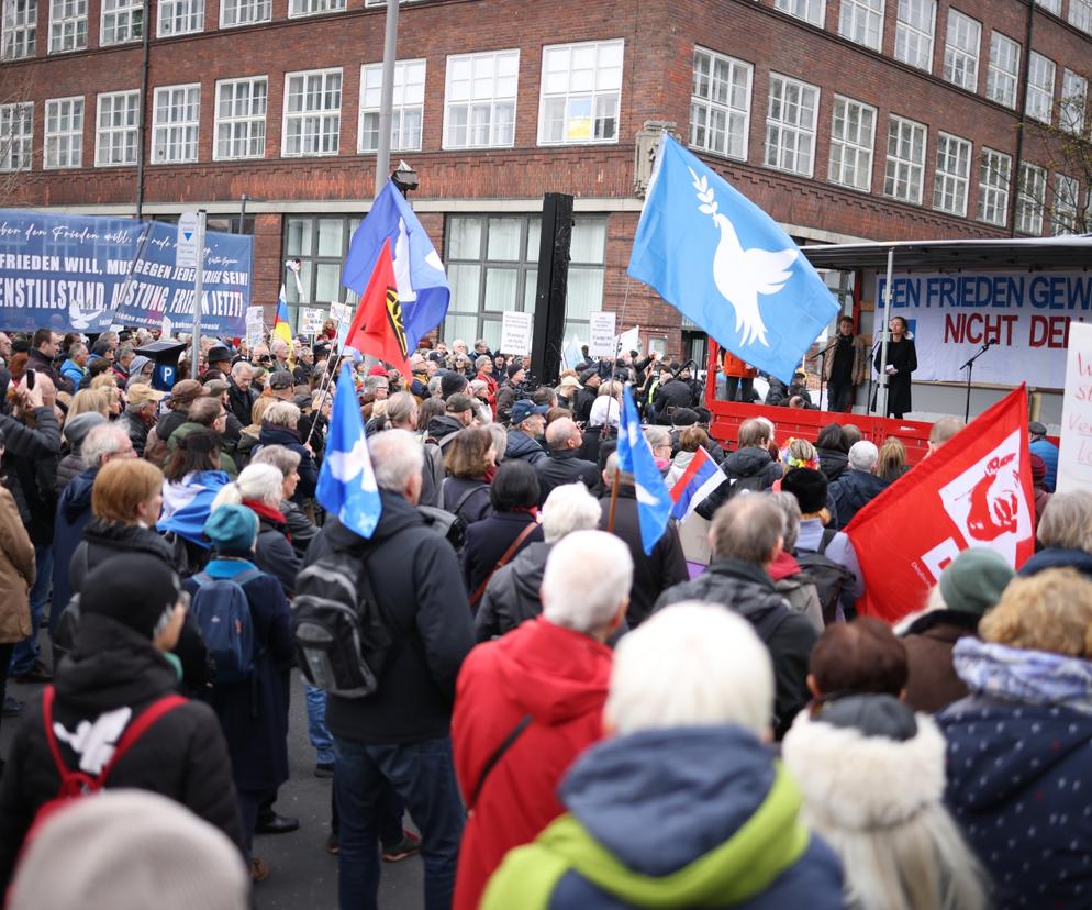 Pokojowy marsz Niemców, który jest też protestem 