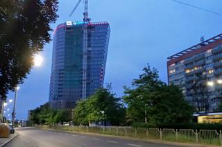 Szczecin: Hanza Tower testuje iluminację. Najwyższy budynek w mieście wyszedł z mroku [ZDJĘCIA]
