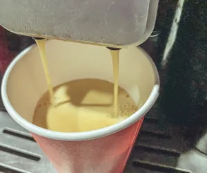 Często pijesz kawę na stacji paliw? Wraz z nią wypijasz mikroplastik. Wyliczono, ile dokładnie