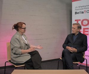 Jan Englert rozprawia się z hejtem i zarzutami o nepotyzm: Mnie jest trudno dobić. Wywiad wideo