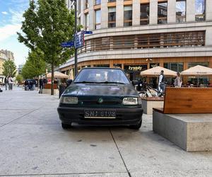 Akcja Miejskiej Agendy Parkingowej na placu Pięciu Rogów w Warszawie