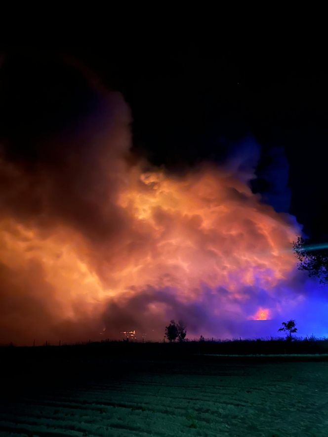 Warszawa. Pożar hal magazynowych w Kawęczynie [ZDJĘCIA]