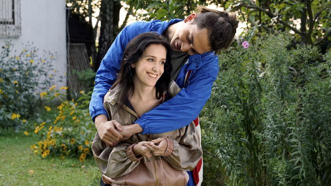 Barwy szczęścia odc. 1993. Magda (Natalia Sierzputowska), Antek (Aleksander Dubrowski)