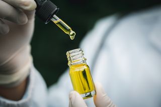Polacy kupują je masowo. W połączeniu z niektórymi lekami mogą być bardzo groźne