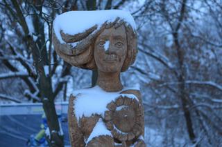 Drewniane rzeźby nad Bystrzycą w Lublinie okryły się białym puchem