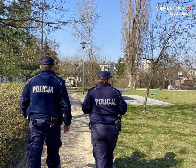 Policjanci czujni w dobie epidemii. Tak patrolują ulice miast Śląska i Zagłębia [ZDJĘCIA]