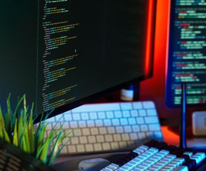 Coraz młodsze dzieci stykają się z cyberprzestępczością. Aż 50% zna ofiarę oszustwa w sieci. Raport #RegionyNEXERY2025