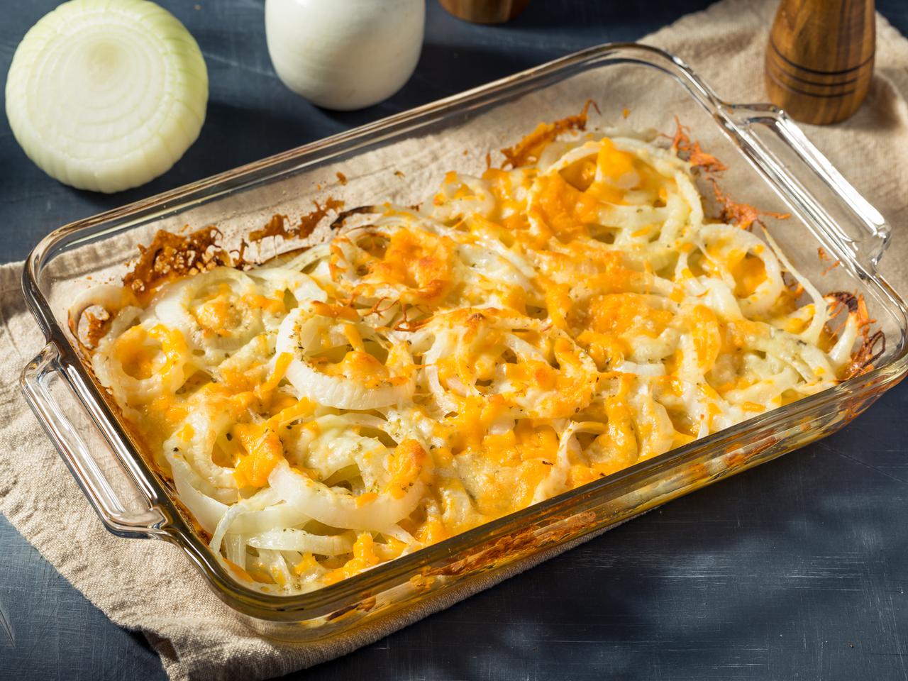 Pieczona cebula - niebiański dodatek do steków, burgerów i nie tylko