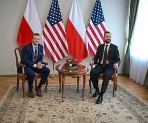 Wicepremier, minister obrony narodowej Władysław Kosiniak-Kamysz oraz sekretarz obrony USA Pete Hegseth na spotkaniu w siedzibie MON w Warszawie