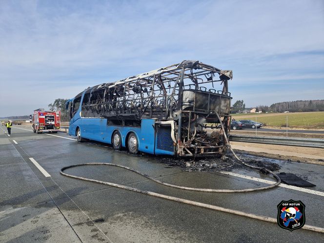 Na A2 na wysokości Gręzowa zapalił się autobus turystyczny