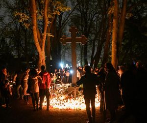   Setki migoczących zniczy. Tak wyglądają polskie cmentarze po zmroku. Zobacz niezwykłe zdjęcia