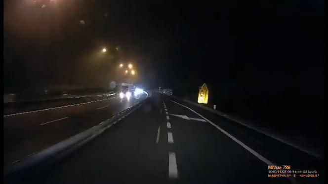 Tajemnicza postać na autostradzie A4. Nagranie przyprawia o ciarki na plecach [WIDEO]