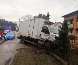 Ciężarówka uderzyła w ogrodzenie, mężczyzna nie przeżył