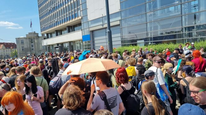 Pyrkon 2025. Tłumy uczestników przed MTP  