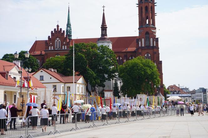 Boże Ciało 2024. Tłumy wiernych przeszły w procesji ulicami Białegostoku