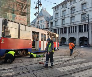 To mogło skończyć się tragedią w centrum Bydgoszczy. Wykoleił się tramwaj, którym podróżowało 50 pasażerów