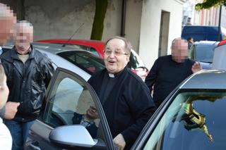 Takimi autami wozi się Rydzyk 