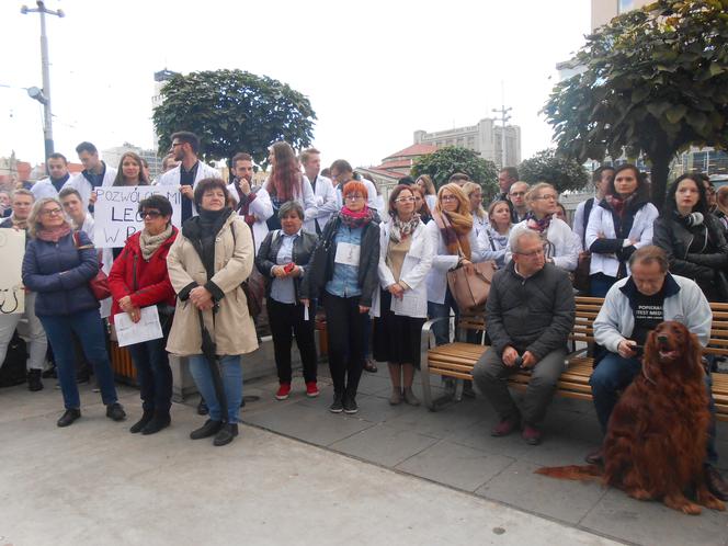 Białe kitle wypełniły Katowicki Rynek. Studenci ŚUM-u wsparli protest rezydentów [ZDJĘCIA, AUDIO]