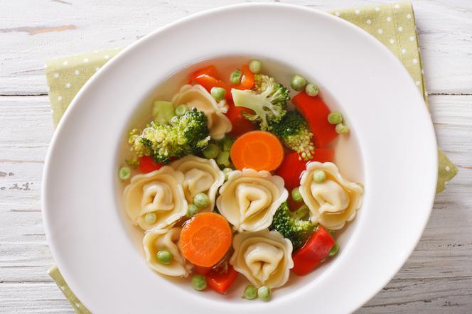 Zupa warzywna z dodatkiem tortellini