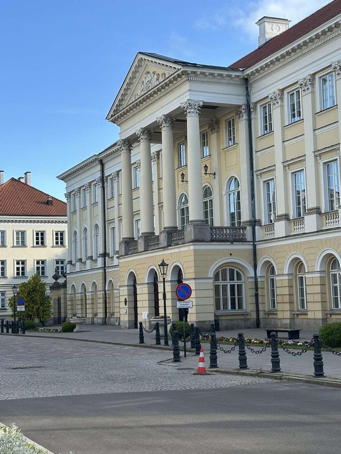 Uniwersytet Warszawski w żałobie. Przed budynkiem wystawiono zdjęcie zabitej 53-latki