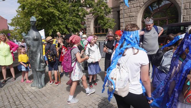  Dni Bajki 2024. W centrum Olsztyna zrobiło się bajkowo. Dzieci przejęły władzę nad miastem [ZDJĘCIA]