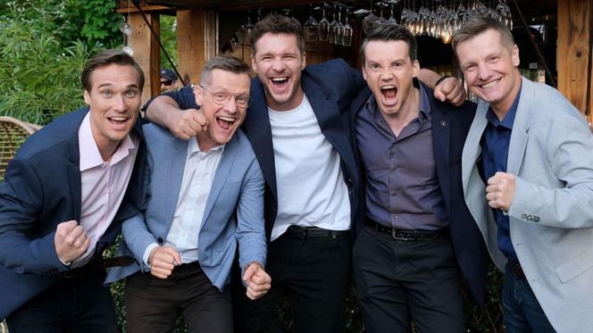 M jak miłość odc. 1887. Marcin (Mikołaj Roznerski), Olek (Maurycy Popiel), Jakub Karski (Krzysztof Kwiatkowski), Piotrek (Marcin Mroczek), Paweł (Rafał Mroczek)