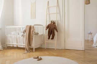 Beżowy pokój dla niemowlaka to popularny trend. Jak jeden prosty dodatek może wesprzeć rozwój dziecka?