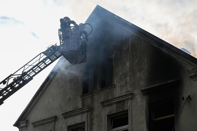 Pożar zabytkowego pałacyku na Pomorzu. Ewakuowano 20 osób, nie żyje jedna osoba