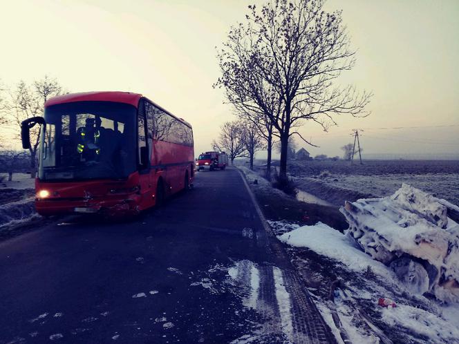 Zderzenie busa i autobusu. Bus stanął w płomieniach. 8 osób rannych