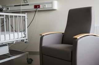 Lublin mobilizuje siły dla najmłodszych. Fundacja zbiera środki na specjalne fotele do kangurowania