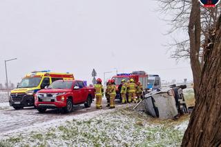 Makabryczny wypadek pod Warszawą. Osobówka dachowała na łuku drogi. Jedna osoba ranna